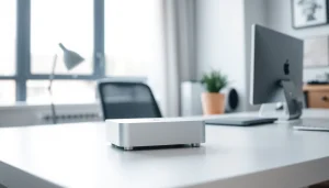 Usando el Mac Mini M2 en un entorno de trabajo moderno y minimalista.